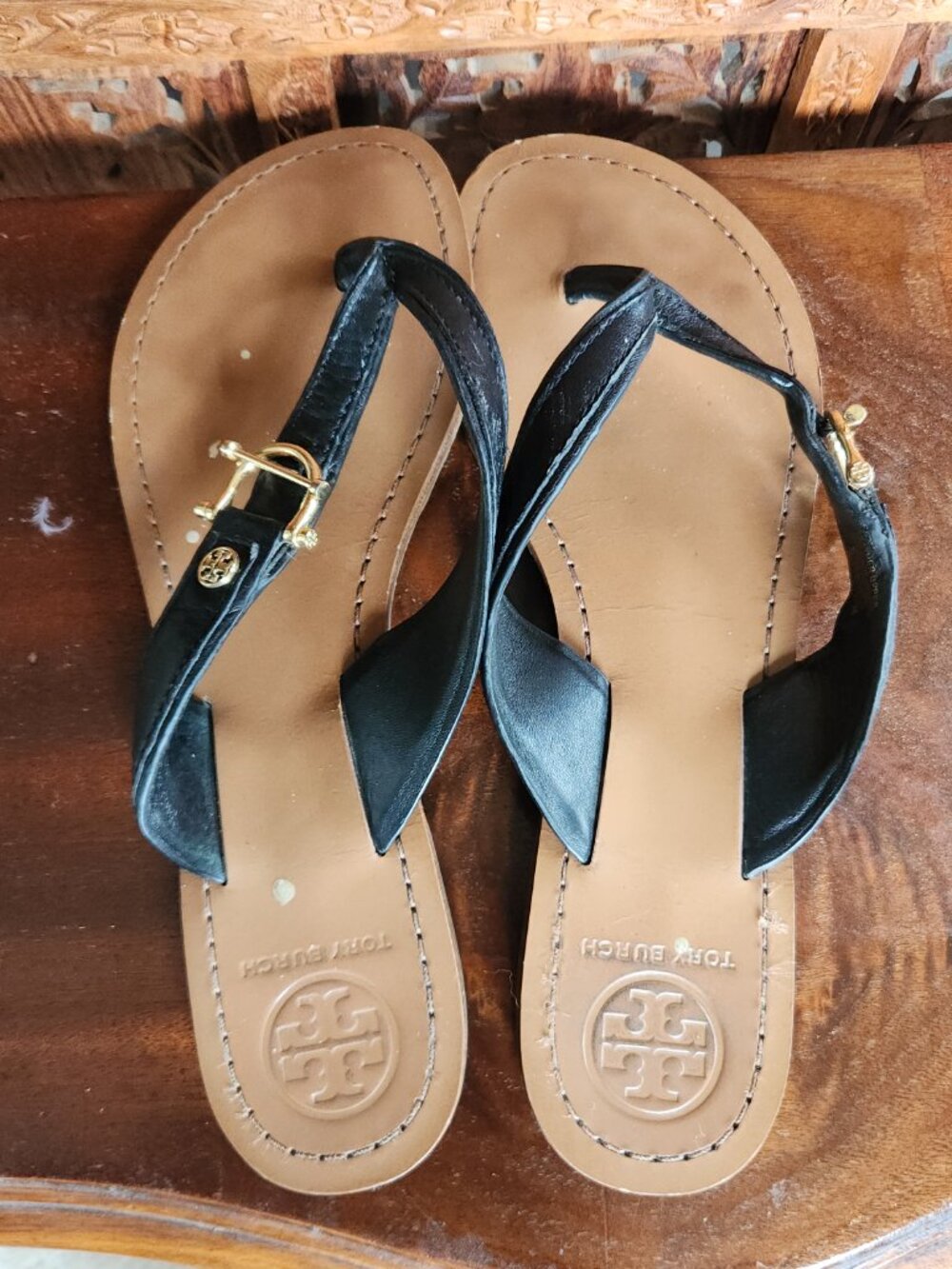 Tory Burch Nora Flat Thong Sandals with Black Leather and Gold Hardware - Picture 2 of 6